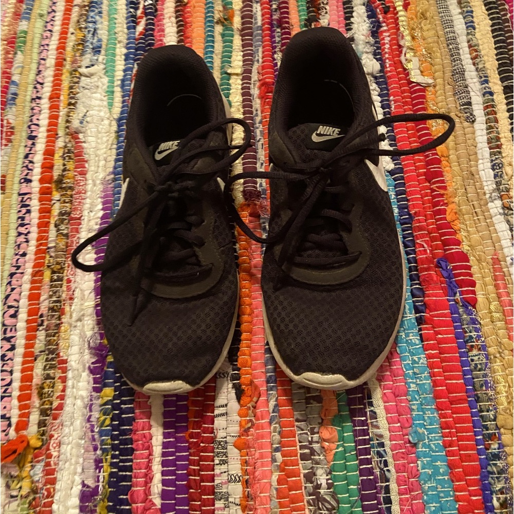 Women’s Nike shoes size 7. Haven’t worn them in a while.